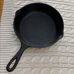 Vtg Lodge #5 cast iron skillet 8” diameter 1960s era Double pour, notched ring